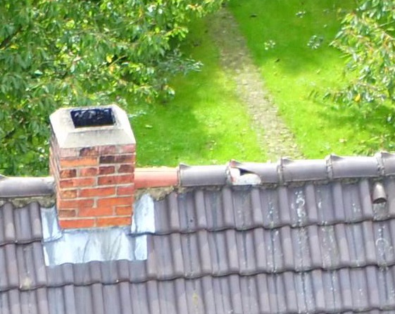 Dachinspektion per Drohne: defekter Ziegel
