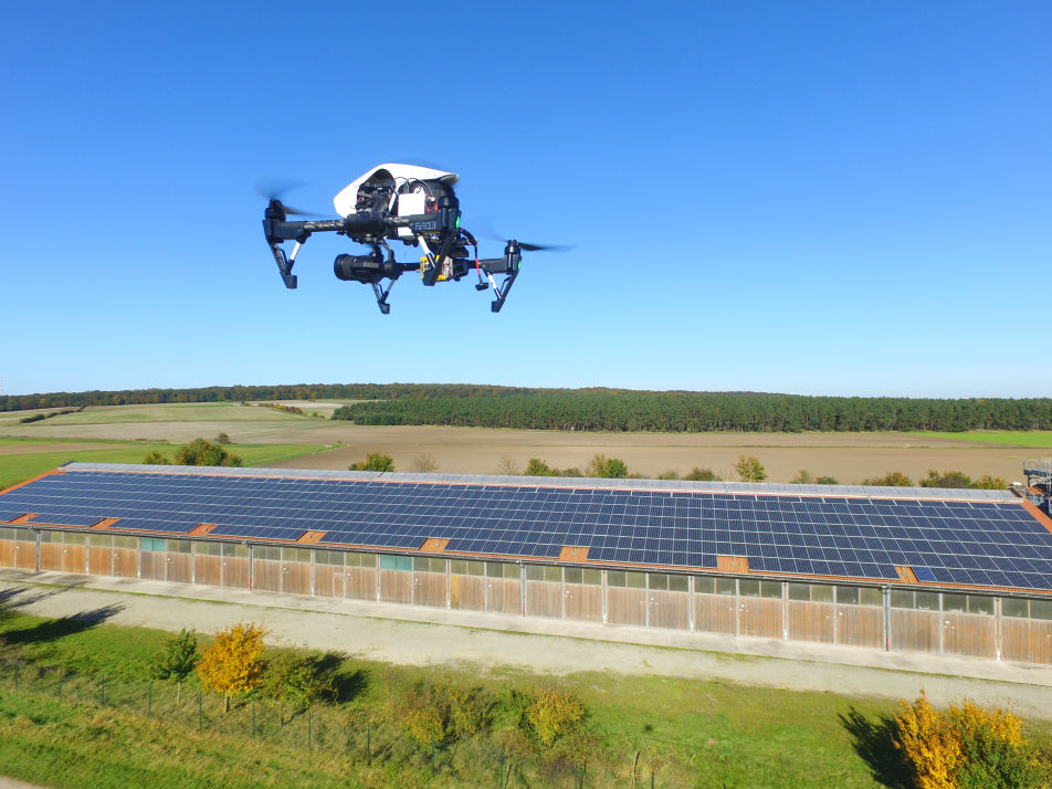 Drohne über Photovoltaik Anlage