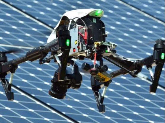 Drohne mit Wärmebildkamera, fliegende Wärmebildkamera, Thermografiedrohne