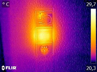 Thermografie: erwärmter Lichtschalter