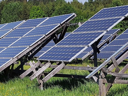 Photovoltaik auf gammeligem Holzgestell